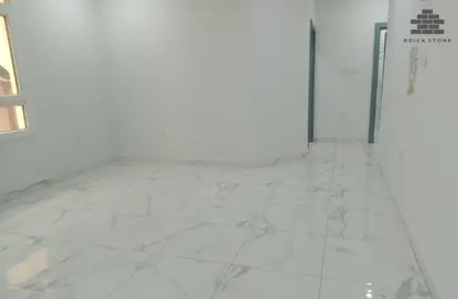 Apartment - 3 Bedrooms - 2 Bathrooms for rent in Umm Ghwailina Comm - Umm Ghuwalina - Umm Ghuwailina - Doha