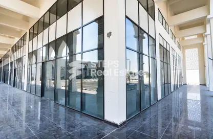 معرض - استوديو - 2 حمامات للايجار في شارع الصناعية الشرقي - بركة العوامر - الوكرة