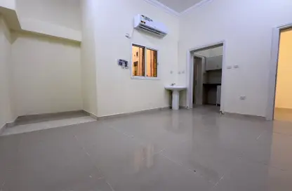 Apartment - Studio - 1 Bathroom for rent in Umm Al Seneem Street - Ain Khaled - Doha
