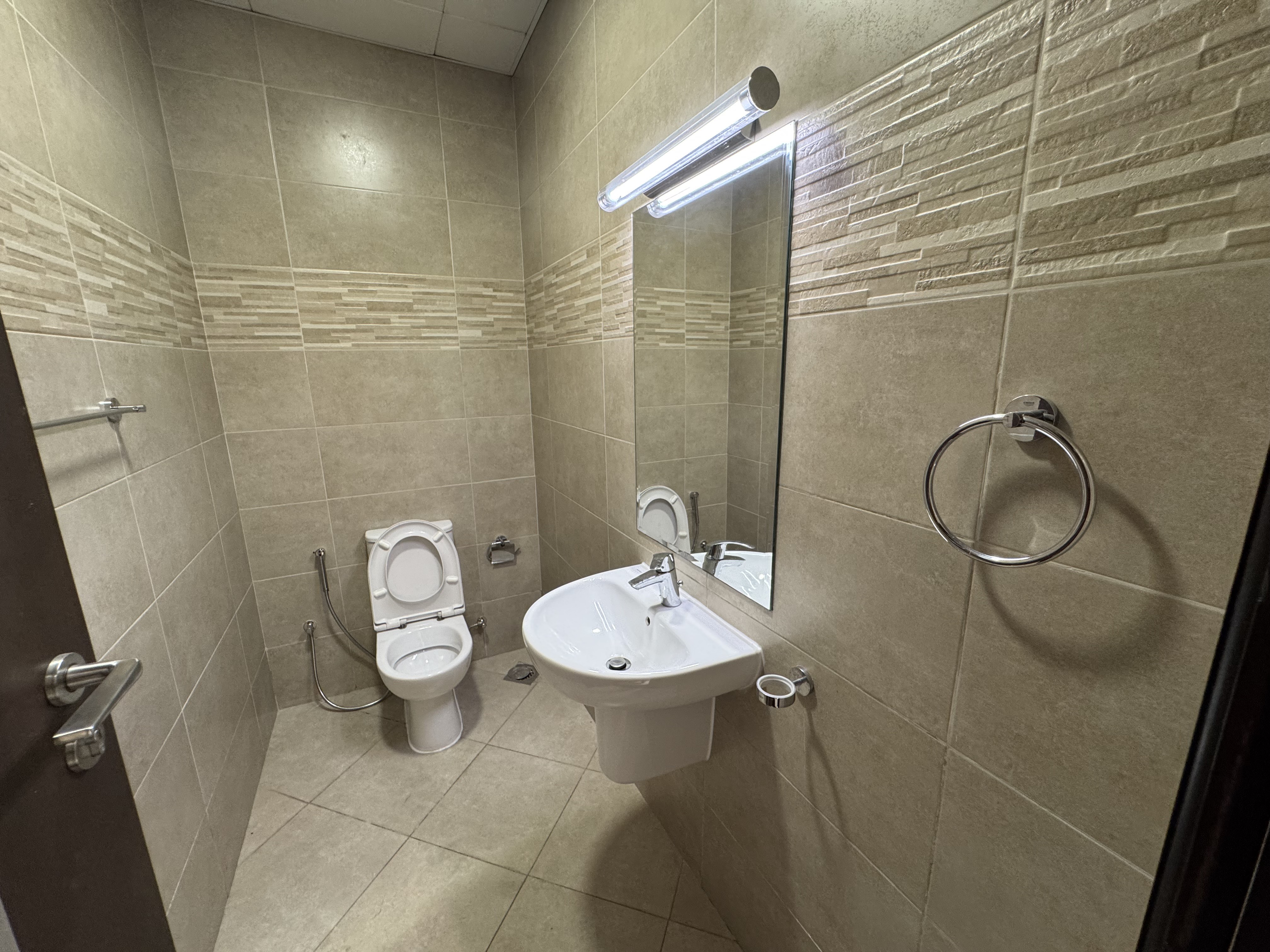 BRAND NEW 3BEDROOM FULLY FURNISHED BIG SIZE thumbnail 3