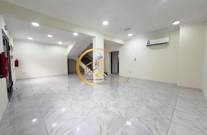 مجمع سكني - 5 غرف نوم - 5 حمامات للايجار في شارع الهناء - الغرافة - الدوحة