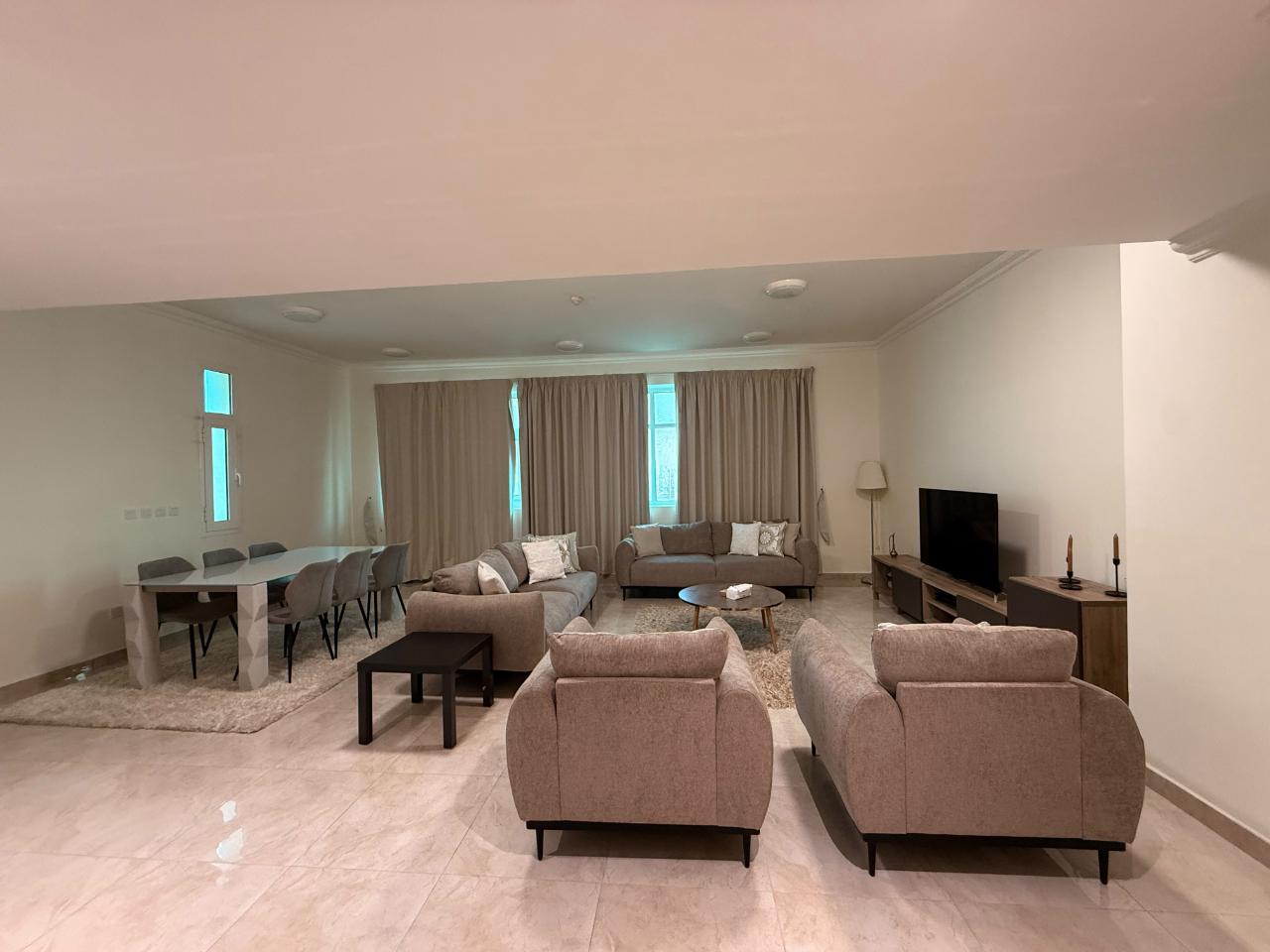 LUXURY 2BEDROOM FULLY FURNISHED WITH BALCONY thumbnail 3