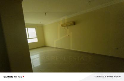 Apartment - 1 Bedroom - 2 Bathrooms for rent in Salaja Street - Doha Al Jadeed - Doha