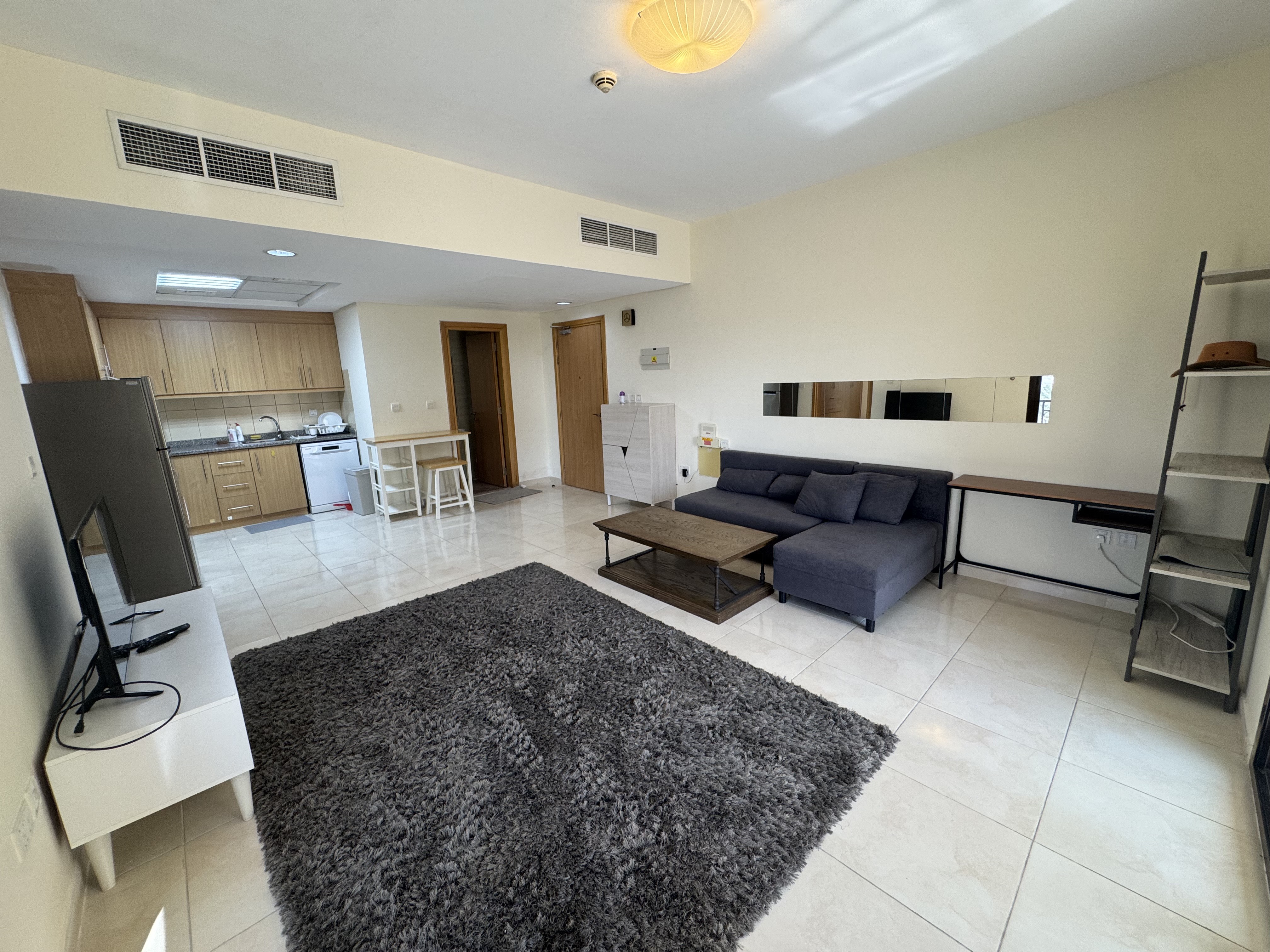 COZY 1 BEDROOM FULLY FURNISHED WITH BALCONY thumbnail 5