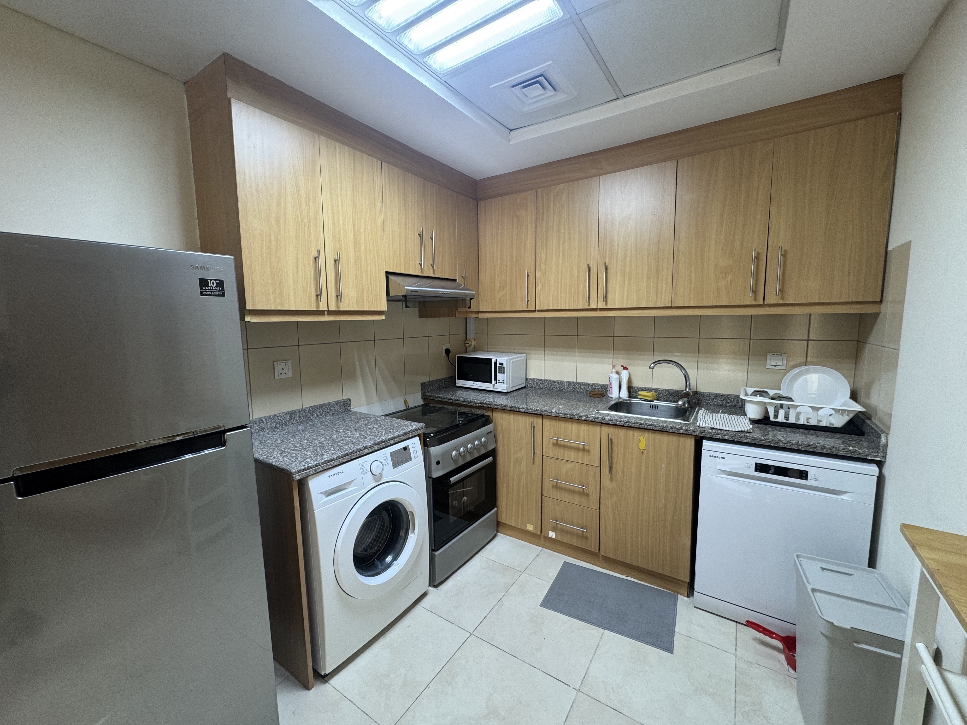 COZY 1 BEDROOM FULLY FURNISHED WITH BALCONY thumbnail 4