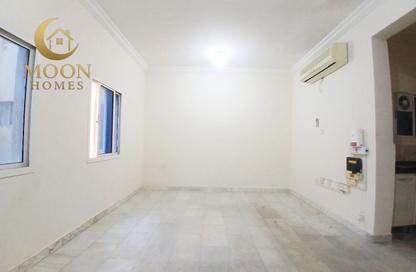 Apartment - 1 Bedroom - 1 Bathroom for rent in Umm Ghuwailina 4 - Umm Ghuwailina - Doha