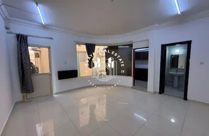 فيلا - 1 حمام للايجار في شارع ام السنيم - عين خالد - الدوحة