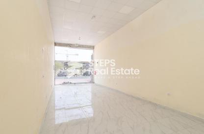Shop - Studio - 1 Bathroom for rent in Wholesale Market Street - Abu Hamour - Doha