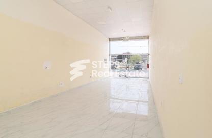 Shop - Studio - 1 Bathroom for rent in Wholesale Market Street - Abu Hamour - Doha