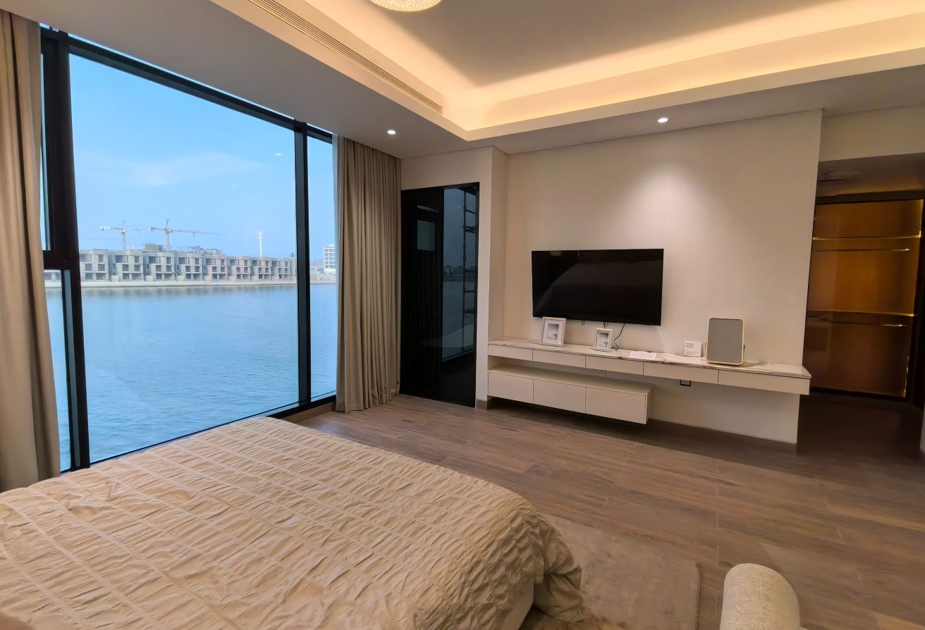 Own World-class Waterfront 5BR Villa Direct Sea thumbnail 10