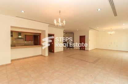 Compound - 4 - 5 for rent in Umm Al Seneem Street - Ain Khaled - Doha