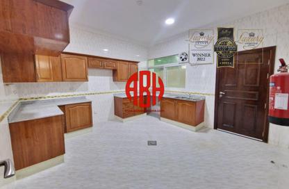 مجمع سكني - 4 غرف نوم - 5 حمامات للايجار في سوق الغرافة - الغرافة - الدوحة