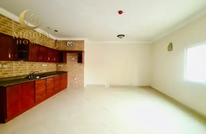 شقة - غرفة نوم - 1 حمام للايجار في ام غوالينا تجارية - ام غويلينا - أم غويلينا - الدوحة