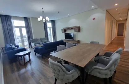 Apartment - 3 Bedrooms - 5 Bathrooms for rent in Floresta Gardens - Floresta Gardens - The Pearl Island - Doha