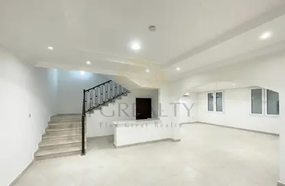 مجمع سكني - 6 غرف نوم - 6 حمامات للايجار في مريخ - المريخ - الدوحة