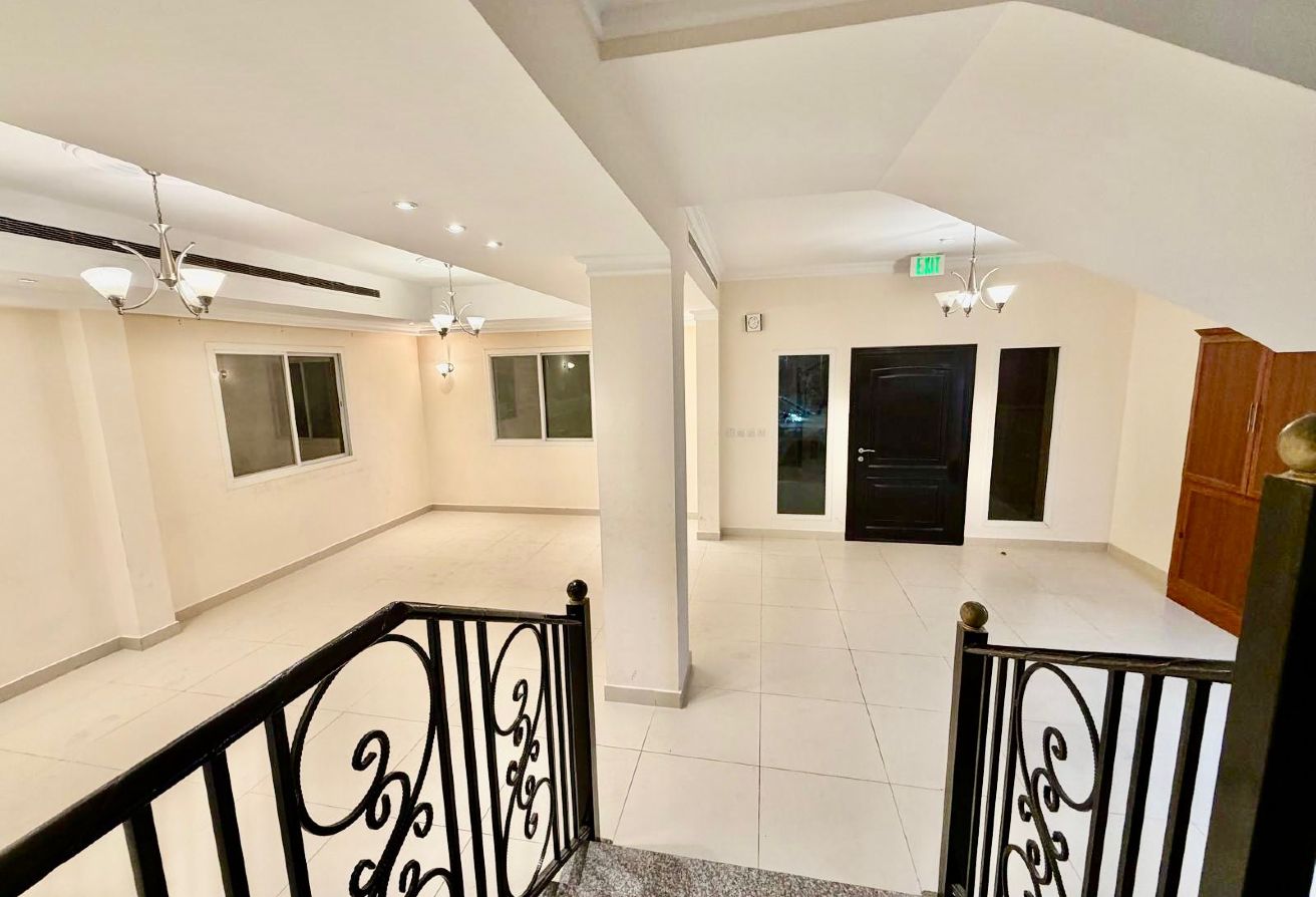 PEACEFUL COMPOUND | 3 BHK VILLA | CENTRALIZED AC - villa in Souk Al gharaffa