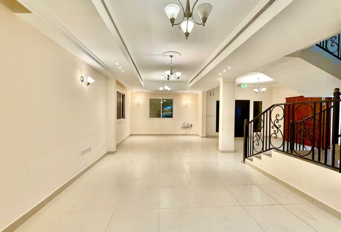 PEACEFUL COMPOUND | 3 BHK VILLA | CENTRALIZED AC - villa in Souk Al gharaffa