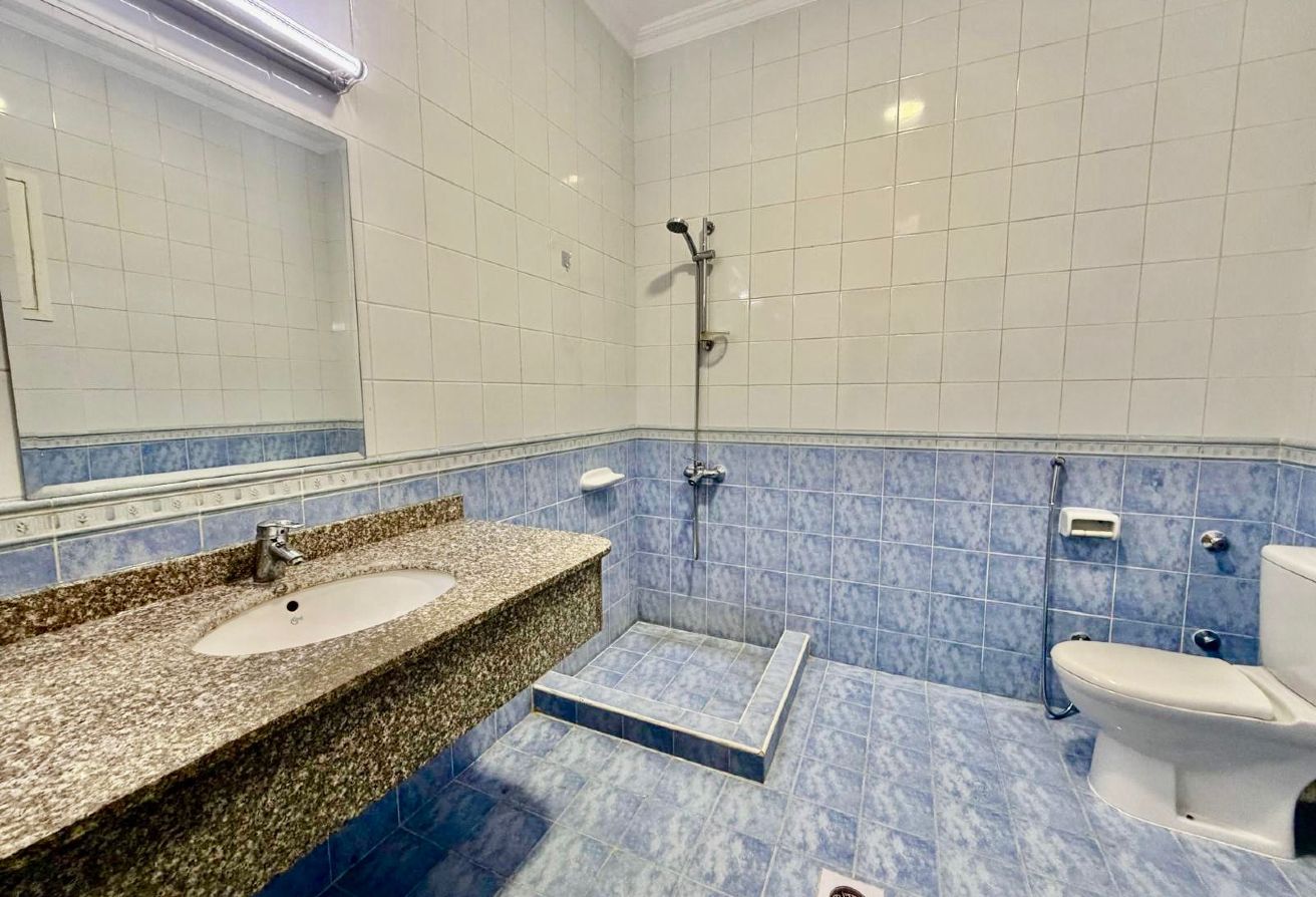 PEACEFUL COMPOUND | 3 BHK VILLA | CENTRALIZED AC - villa in Souk Al gharaffa