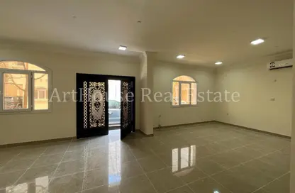 فيلا - 4 غرف نوم - 5 حمامات للايجار في فلل عين خالد - عين خالد - الدوحة