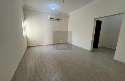سكن الموظفين - استوديو - 5 حمامات للايجار في فلل عين خالد - عين خالد - الدوحة
