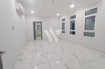 Apartment - 3 Bedrooms - 2 Bathrooms for rent in Umm Ghwailina Comm - Umm Ghuwalina - Umm Ghuwailina - Doha