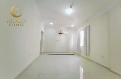 Apartment - 2 Bedrooms - 2 Bathrooms for rent in Umm Ghwailina Comm - Umm Ghuwalina - Umm Ghuwailina - Doha