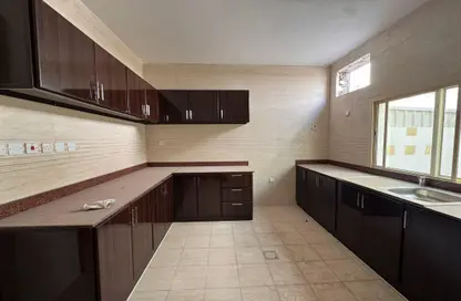 فيلا - 5 غرف نوم - 4 حمامات للايجار في الغرافة - الغرافة - الدوحة