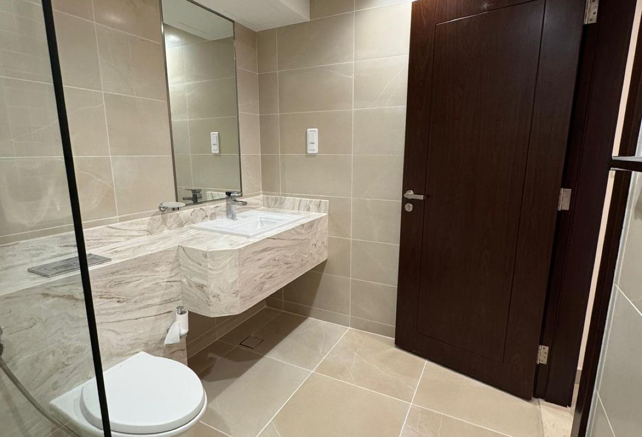 Modern 1-Bedroom with Prime Location thumbnail 6