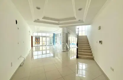 فيلا - 7 غرف نوم - 8 حمامات للايجار في سوق الغرافة - الغرافة - الدوحة