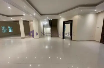 فيلا - 7 غرف نوم للايجار في شارع عمر المختار - الحي الدبلوماسي - الدوحة