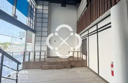 محل تجاري - استوديو - 2 حمامات للايجار في الغانم القديم - الغانم - الدوحة