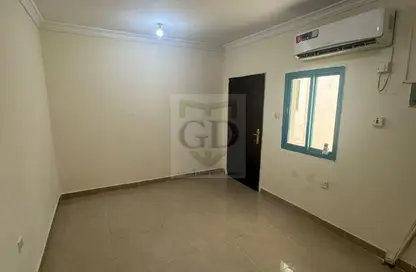 شقة - 1 حمام للايجار في طريق المطار القديم - الدوحة