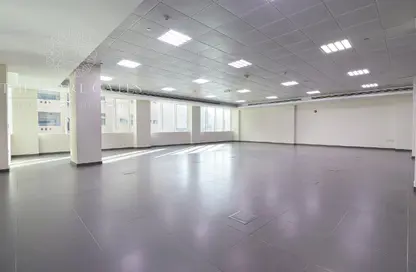 محل - استوديو - 3 حمامات للايجار في شارع ابو جبير - المنتزه - الدوحة