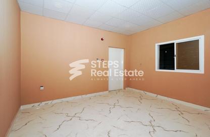 Warehouse - Studio - 1 for rent in East Industrial Street - Birkat Al Awamer - Al Wakra
