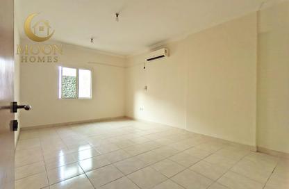 Apartment - 2 Bedrooms - 1 Bathroom for rent in Umm Ghuwailina 4 - Umm Ghuwailina - Doha