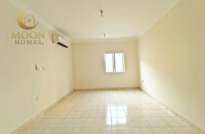 Apartment - 2 Bedrooms - 1 Bathroom for rent in Umm Ghuwailina 4 - Umm Ghuwailina - Doha Apartment - 2 Bedrooms - 1 Bathroom for rent in Umm Ghuwailina 4 - Umm Ghuwailina - Doha