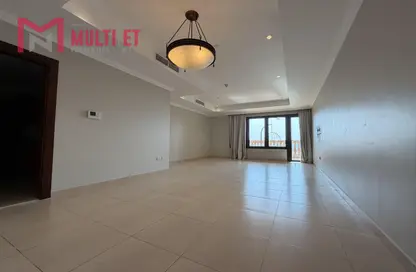 شقة - 2 غرف نوم - 2 حمامات للايجار في طريق بورتو الشرقي - بورتو أرابيا - جزيرة اللؤلؤة - الدوحة