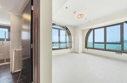 Apartment - 3 Bedrooms - 4 Bathrooms for rent in Tower 22 - Porto Arabia - The Pearl Island - Doha