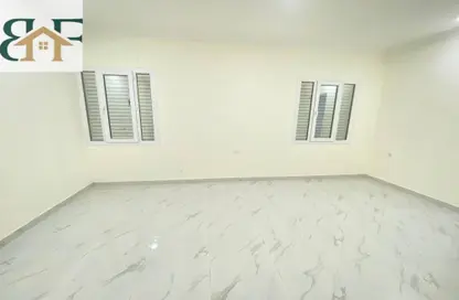 شقة - 2 غرف نوم - 2 حمامات للايجار في طريق المطار القديم - الدوحة