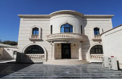 فيلا - 6 غرف نوم - 8 حمامات للبيع في شارع عنيزة - الحي الدبلوماسي - الدوحة