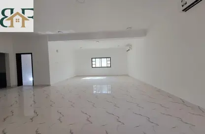 فيلا - 4 غرف نوم - 3 حمامات للايجار في شارع المطار القديم - طريق المطار القديم - الدوحة