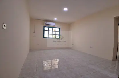Apartment - 2 Bedrooms - 2 Bathrooms for rent in Umm Ghuwailina 4 - Umm Ghuwailina - Doha