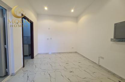 Apartment - Studio - 1 Bathroom for rent in Umm Ghwailina Comm - Umm Ghuwalina - Umm Ghuwailina - Doha