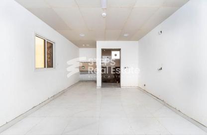 Warehouse - Studio - 1 for rent in East Industrial Street - Birkat Al Awamer - Al Wakra