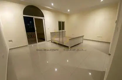 شقة - 1 حمام للايجار في الدفنة - الدفينة - الدوحة