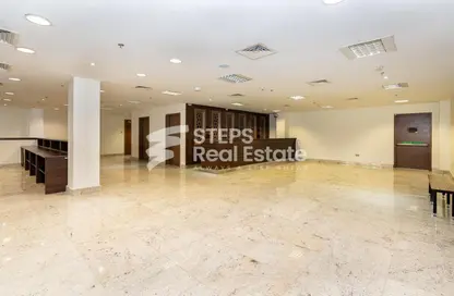 محل تجاري - استوديو - 1 حمام للايجار في البدع - البدع - الدوحة