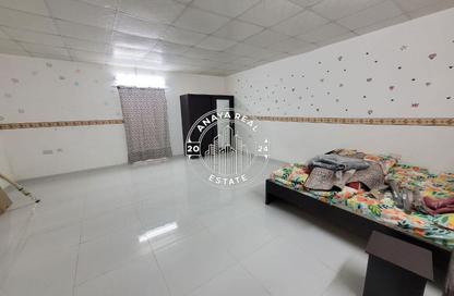 Villa - Studio - 1 Bathroom for rent in Umm Al Seneem Street - Ain Khaled - Doha