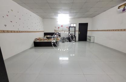 Villa - Studio - 1 Bathroom for rent in Umm Al Seneem Street - Ain Khaled - Doha