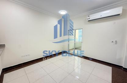 Apartment - 2 - 2 for rent in Thabit Bin Zaid Street - Al Mansoura - Doha