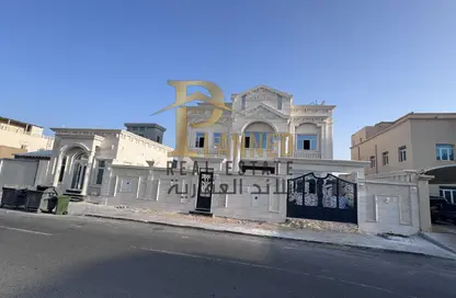 فيلا - 8 غرف نوم - 8 حمامات للبيع في الدفنة - الدفينة - الدوحة